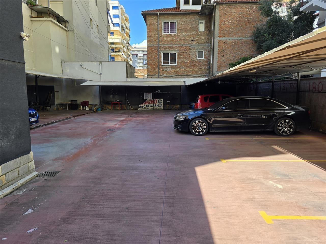 Shitet 300m2 toke ne qender te Fierit