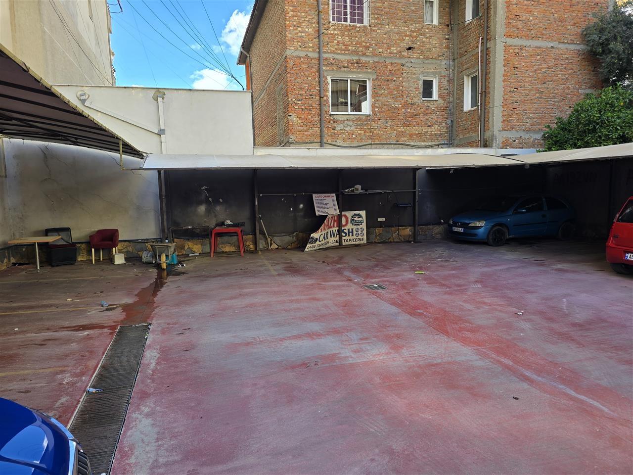 Shitet 300m2 toke ne qender te Fierit