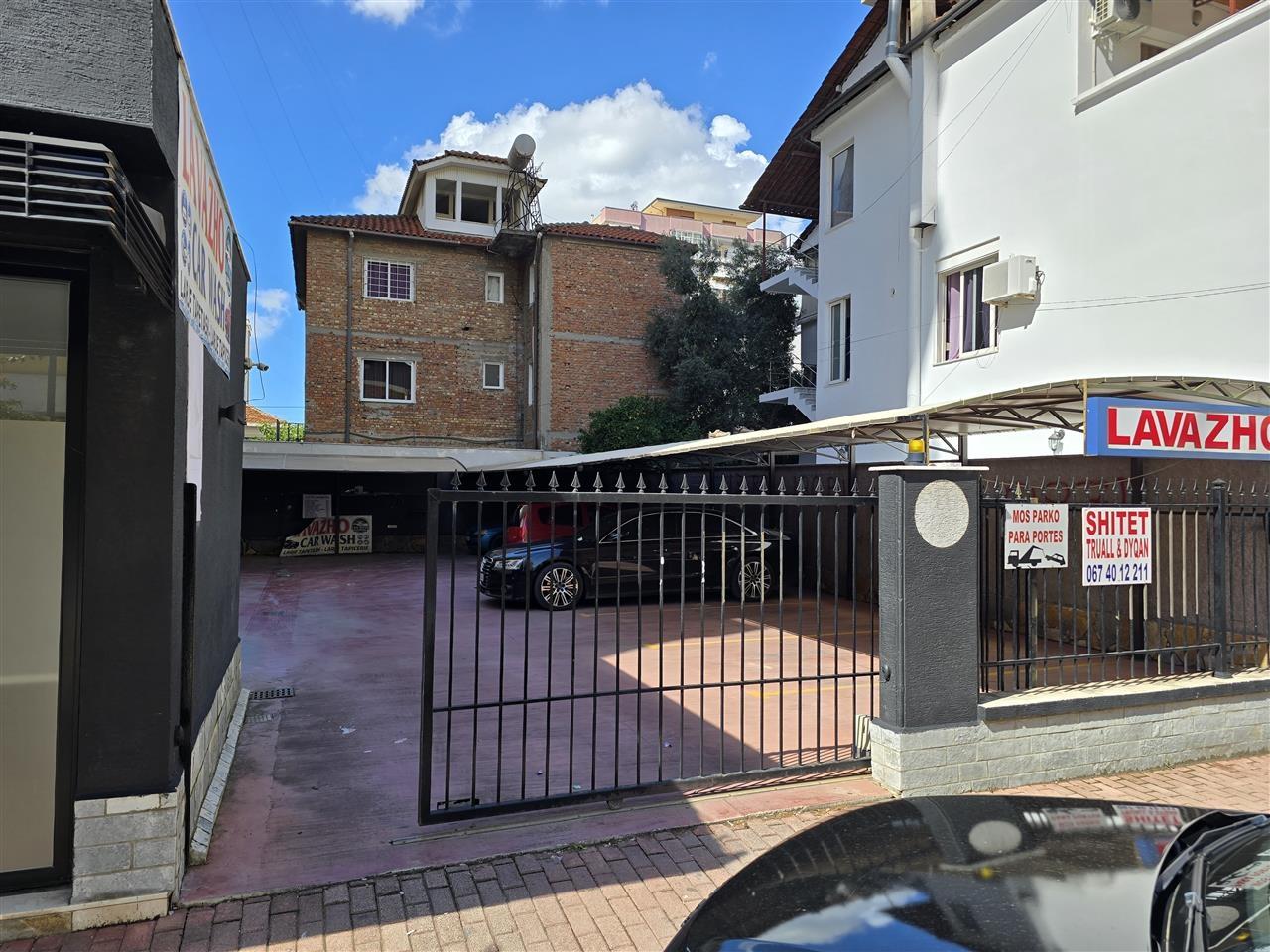 Shitet 300m2 toke ne qender te Fierit