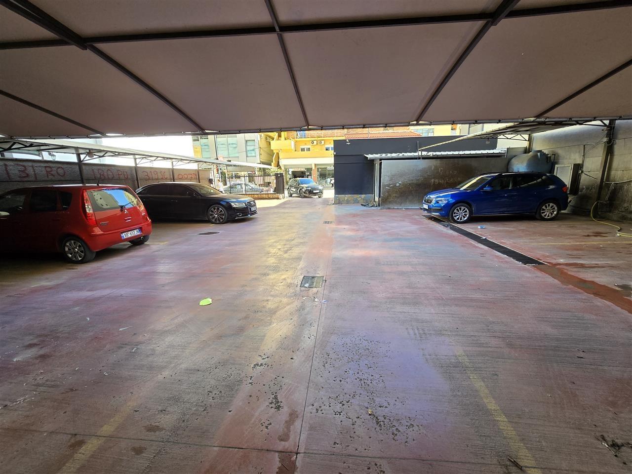 Shitet 300m2 toke ne qender te Fierit