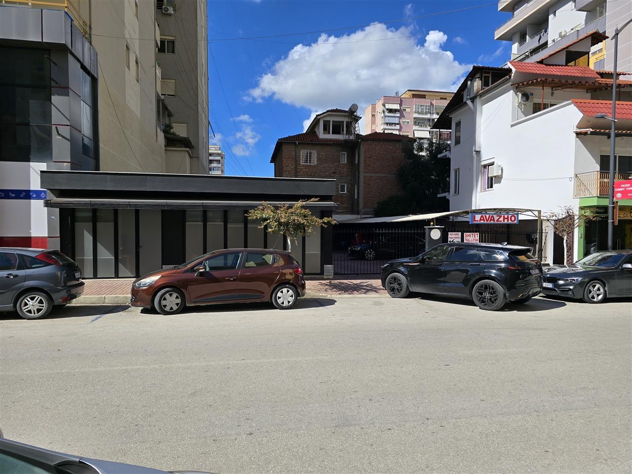 Shitet 300m2 toke ne qender te Fierit