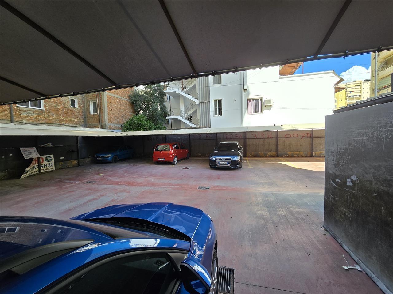 Shitet 300m2 toke ne qender te Fierit