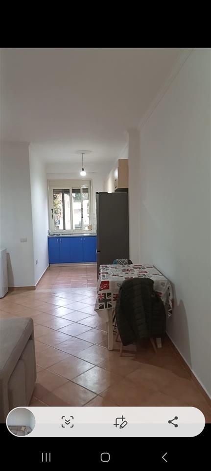 Okazion, shitet [2+1], pallat I Ri, prane poliklinikes Vl