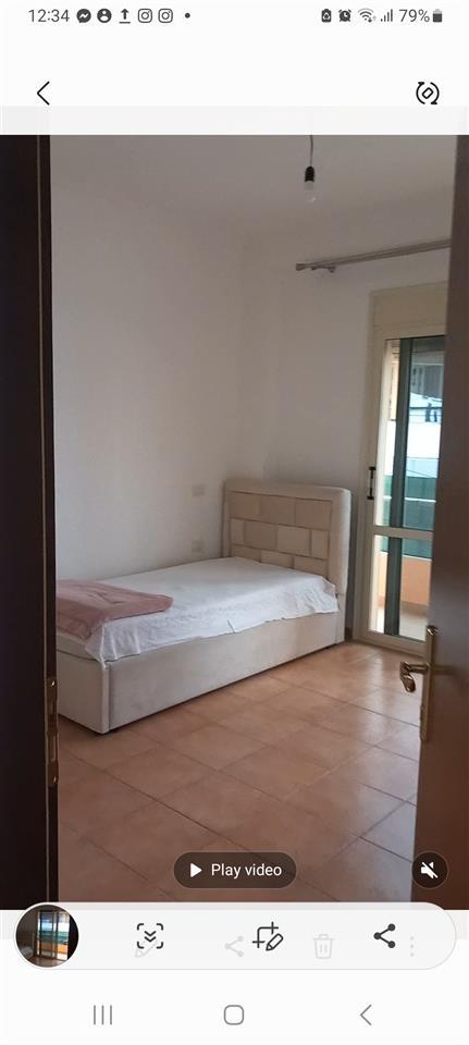 Okazion, shitet [2+1], pallat I Ri, prane poliklinikes Vl