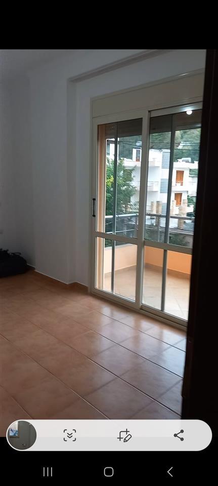 Okazion, shitet [2+1], pallat I Ri, prane poliklinikes Vl