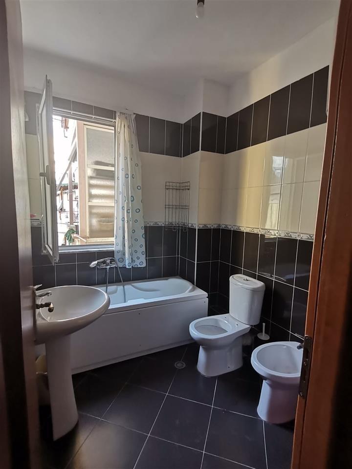 Jepet apartament me qera ne Selite mbi marketin Xhangolli