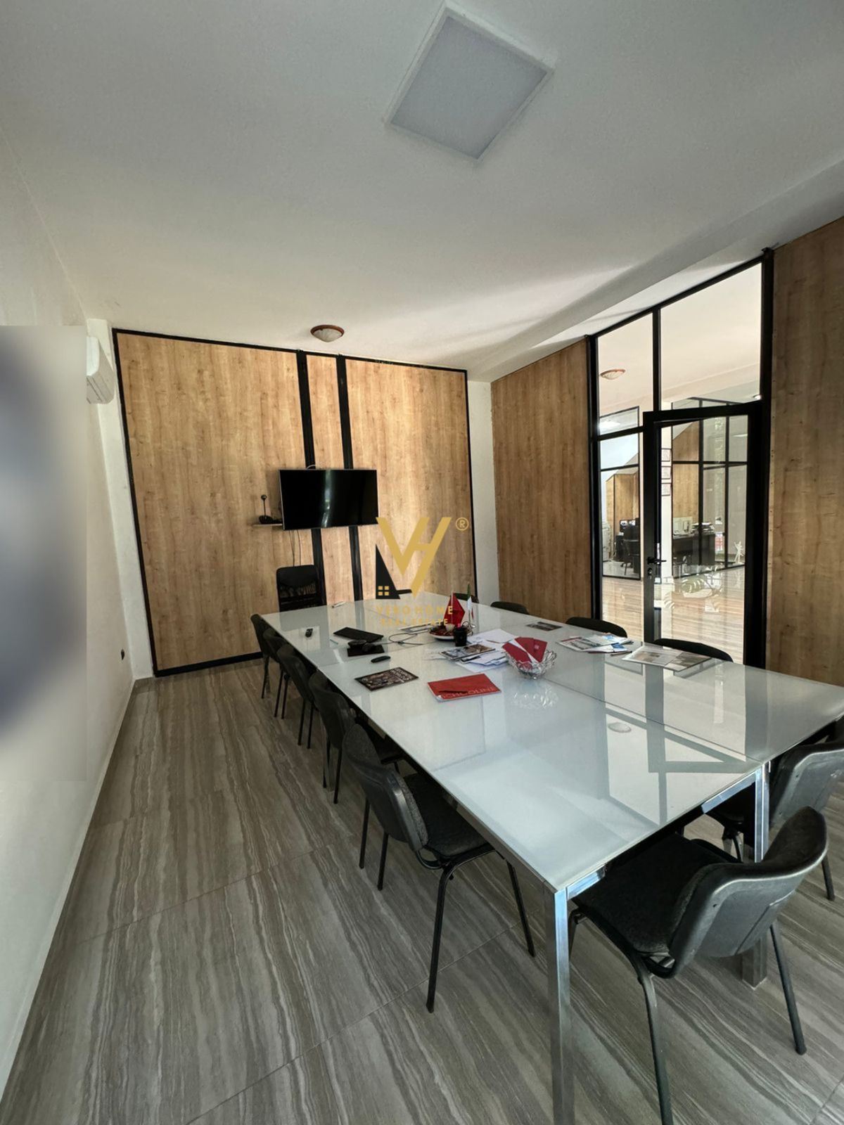 ZYRE TE RRUGA DRITAN HOXHA 2.000 EURO