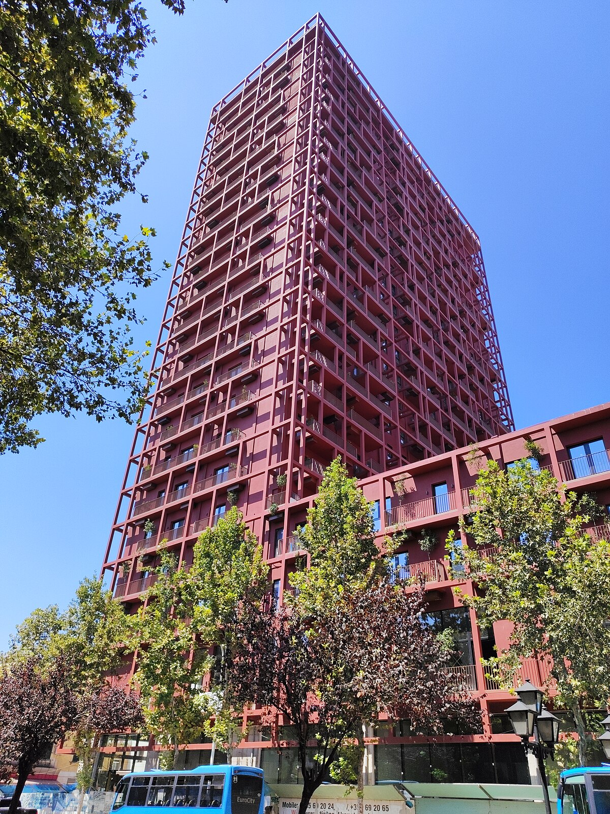 Ofrohen ambjente me qira Tirana Garden Building