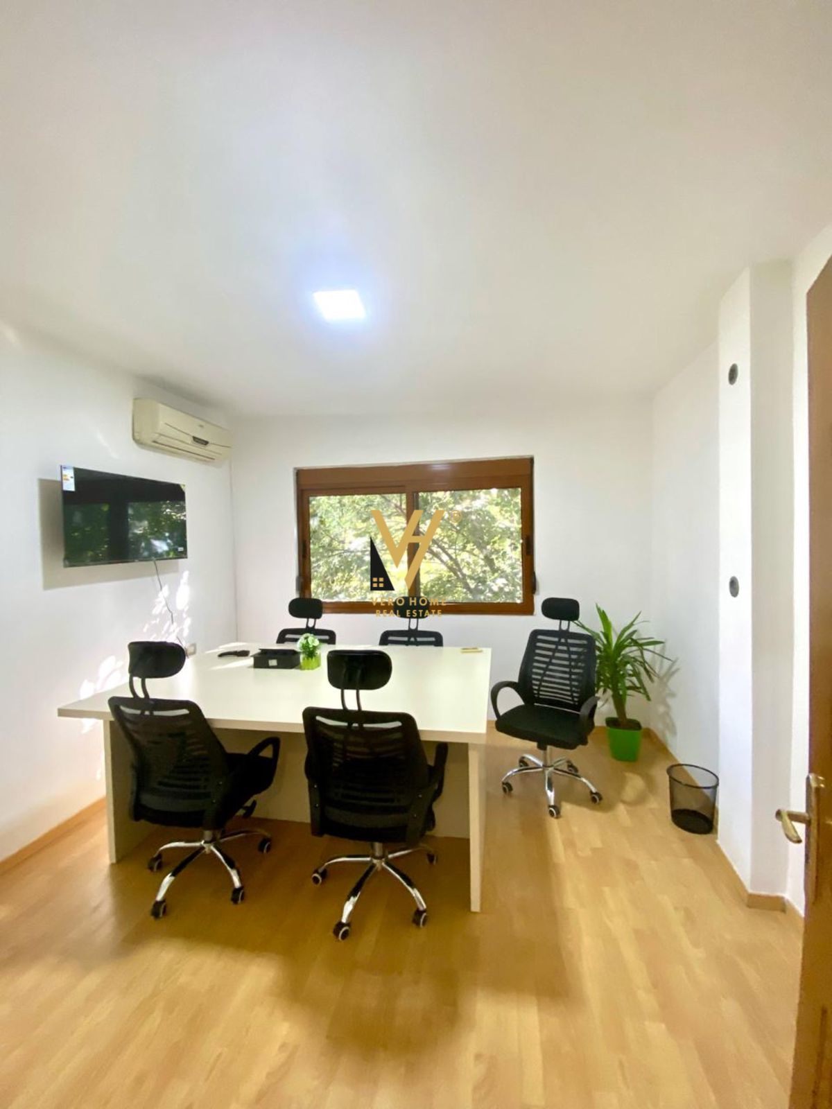 ZYRE 66 M2 TEK 9-KATSHET, QENDER 850 EURO