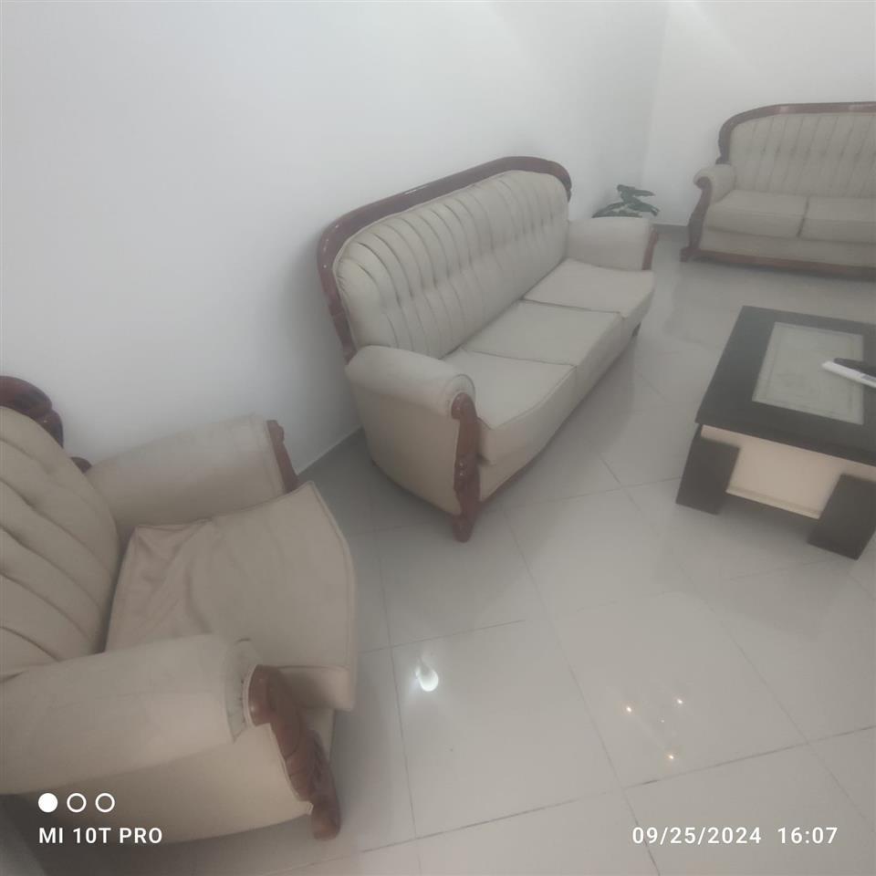 Jepet me qira apartament 2+1 ne bllok , tek pallatet Agimi