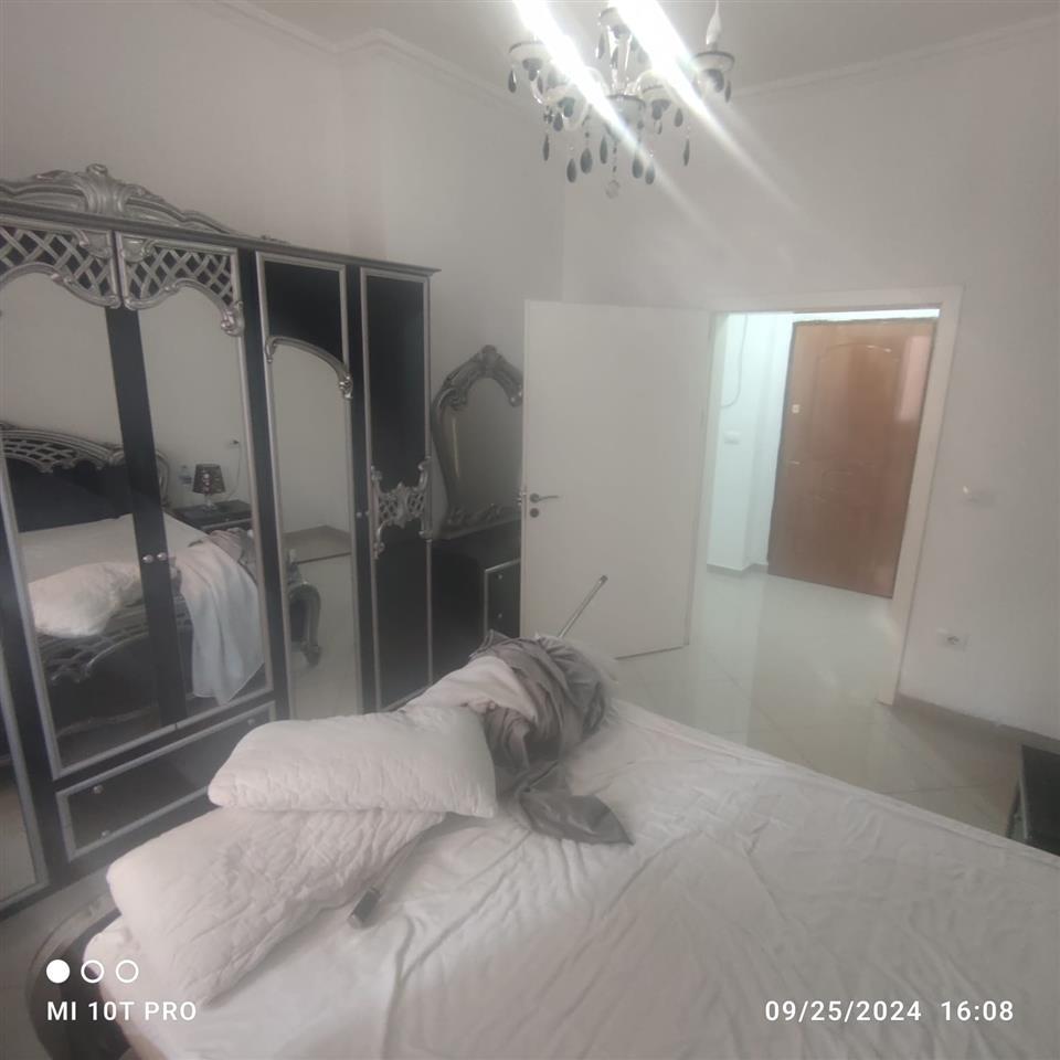 Jepet me qira apartament 2+1 ne bllok , tek pallatet Agimi