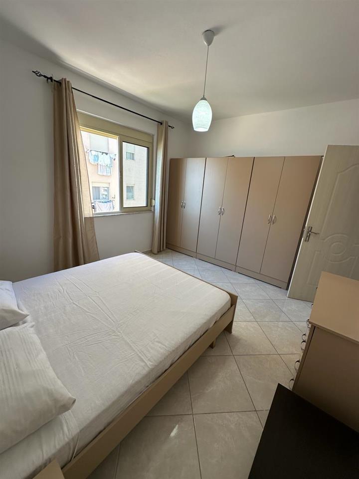 Shitet ap 2+1 ne plazh me pamje ne det