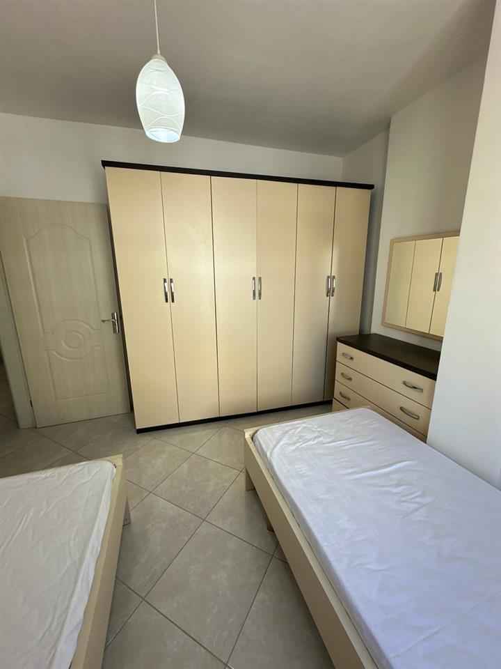 Shitet ap 2+1 ne plazh me pamje ne det