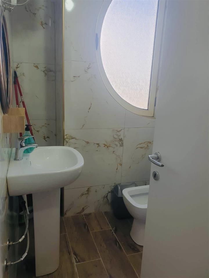 Jepet me qera apartament i mobiluar 1+1