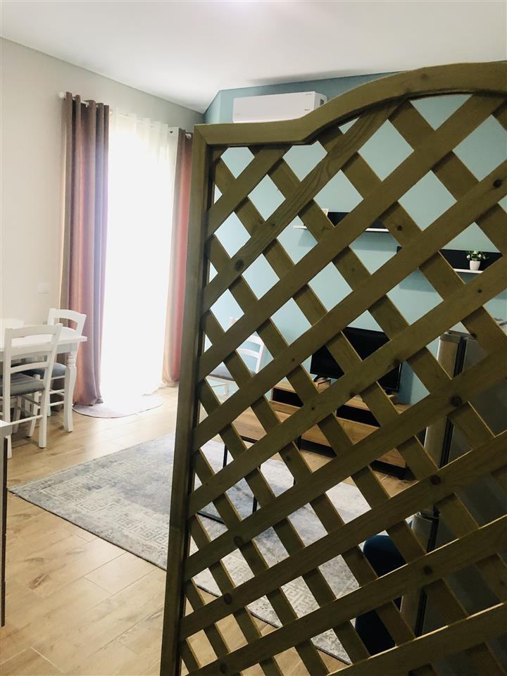 Jepet me qera apartament i mobiluar 1+1