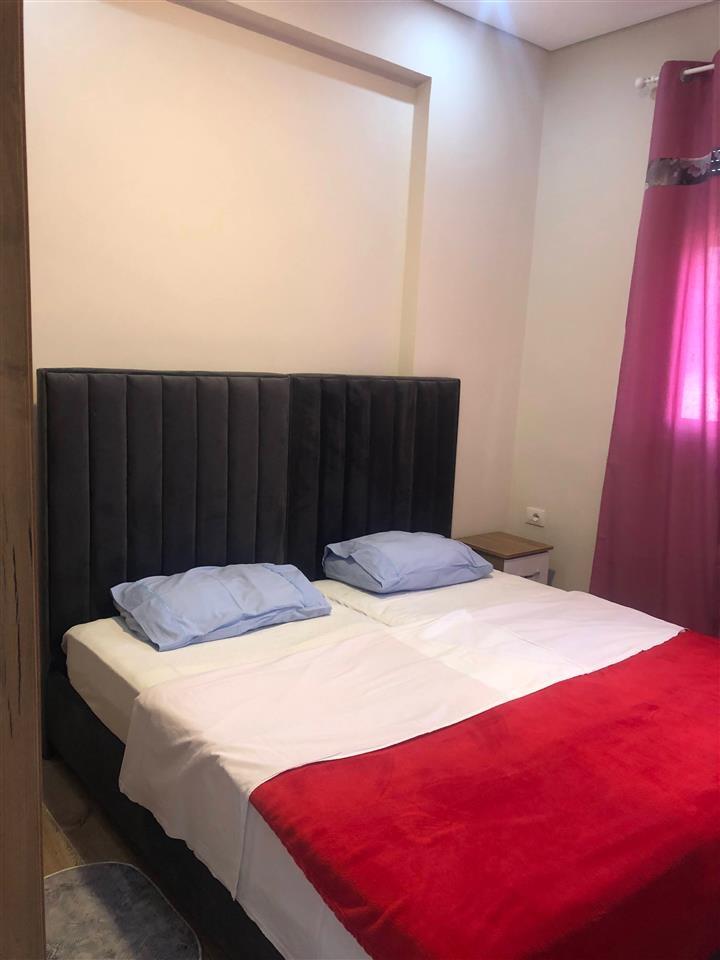 Jepet me qera apartament i mobiluar 1+1