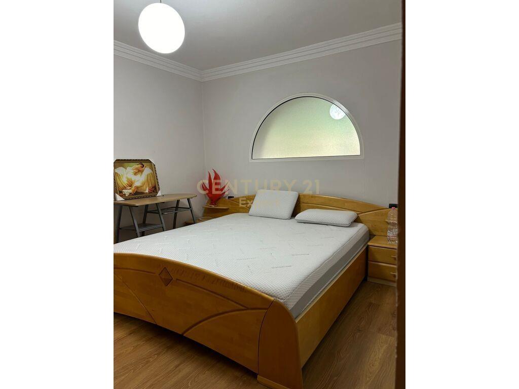 Japim me qira apartament 2+1 me nje garzoniere te Pazari i R