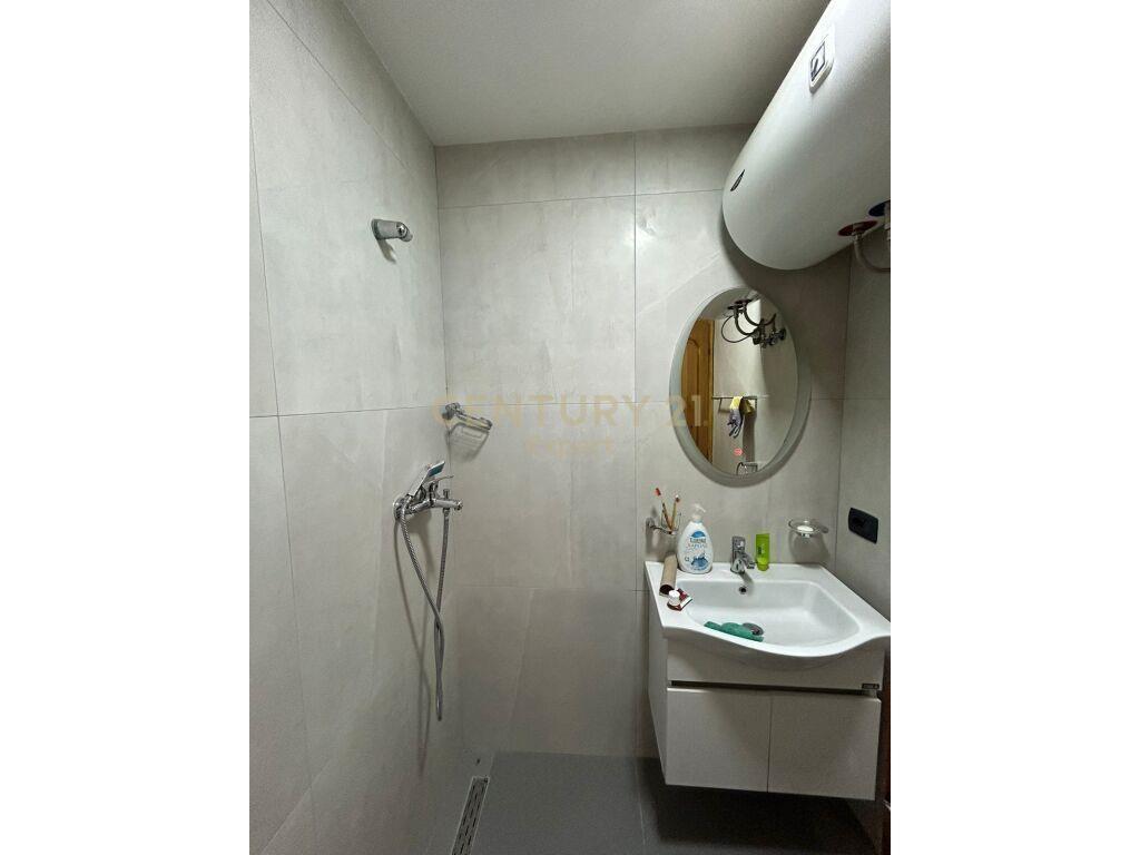 Japim me qira apartament 2+1 me nje garzoniere te Pazari i R