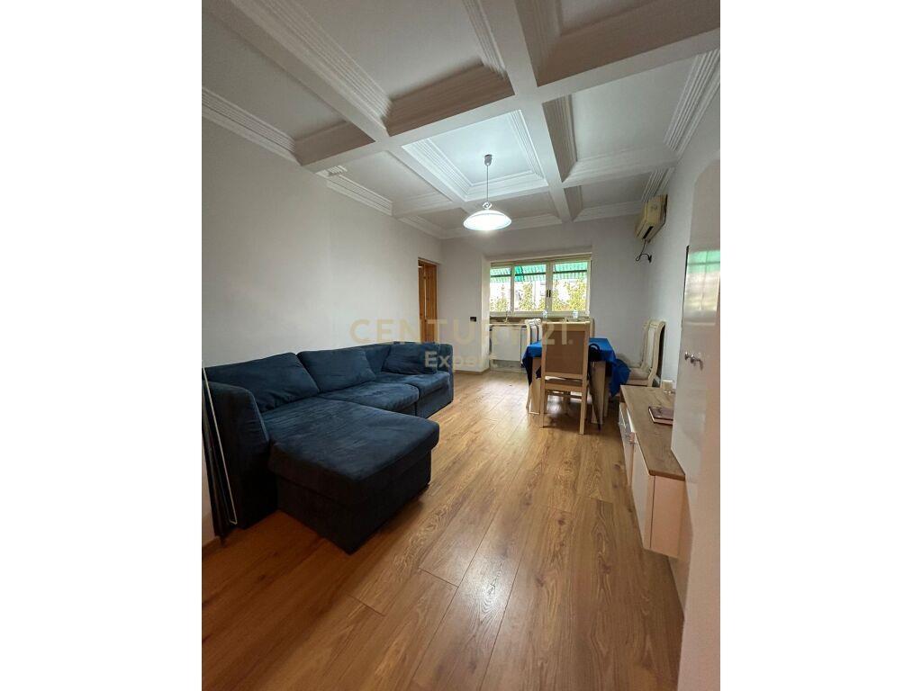 Japim me qira apartament 2+1 me nje garzoniere te Pazari i R