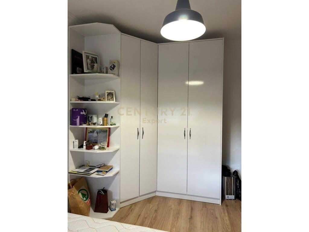 Japim me qira apartament 2+1 me nje garzoniere te Pazari i R