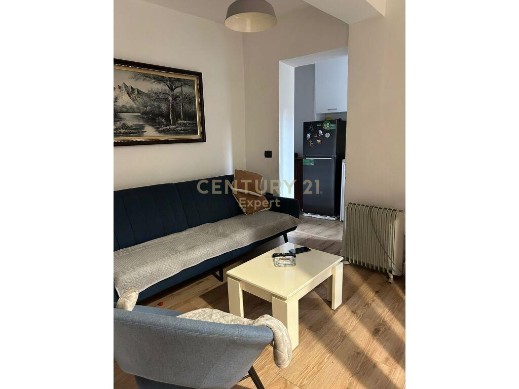 Japim me qira apartament 2+1 me nje garzoniere te Pazari i R