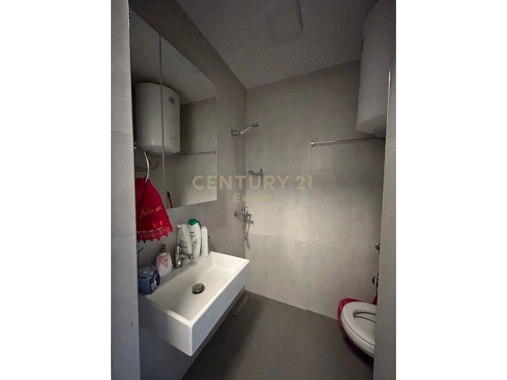 Japim me qira apartament 2+1 me nje garzoniere te Pazari i R