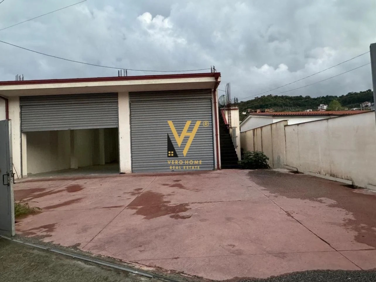 MAGAZINE 376 M2 ME QERA NE KASHAR 1.200 EURO