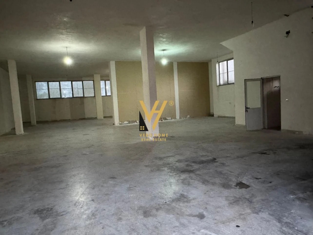 MAGAZINE 376 M2 ME QERA NE KASHAR 1.200 EURO