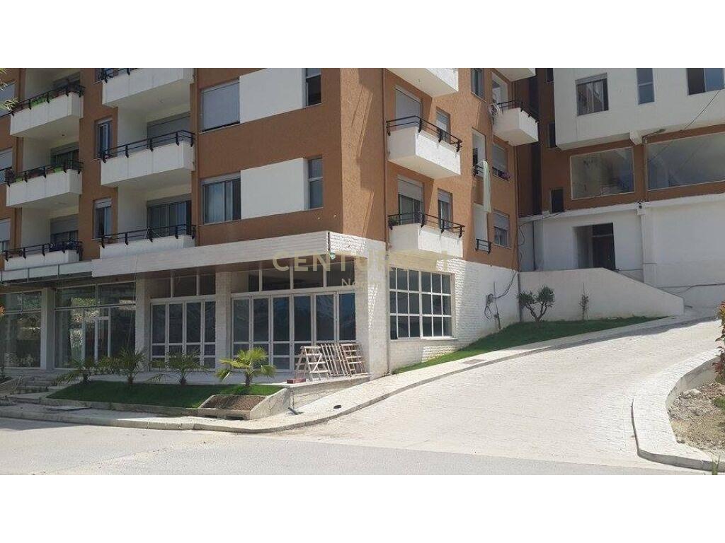 Jepet me qira ambient komercial tek Liqeni i Thate!