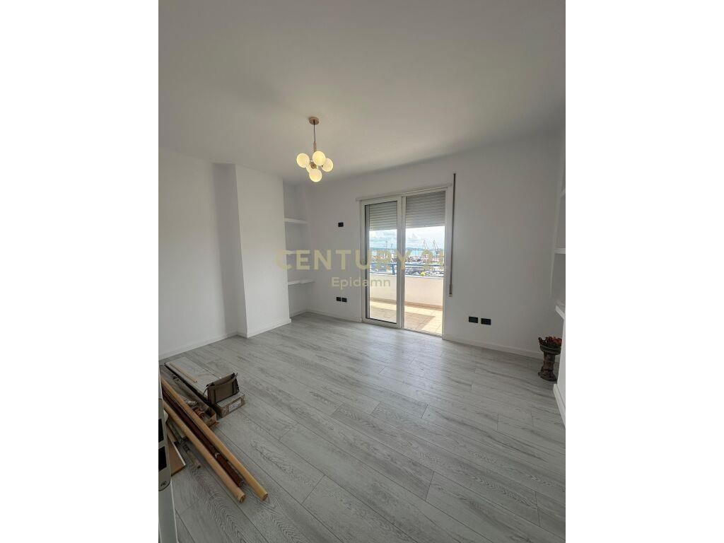 JEPET ME QIRA AMBIENT TE RRUGA E RE E PORTIT !!