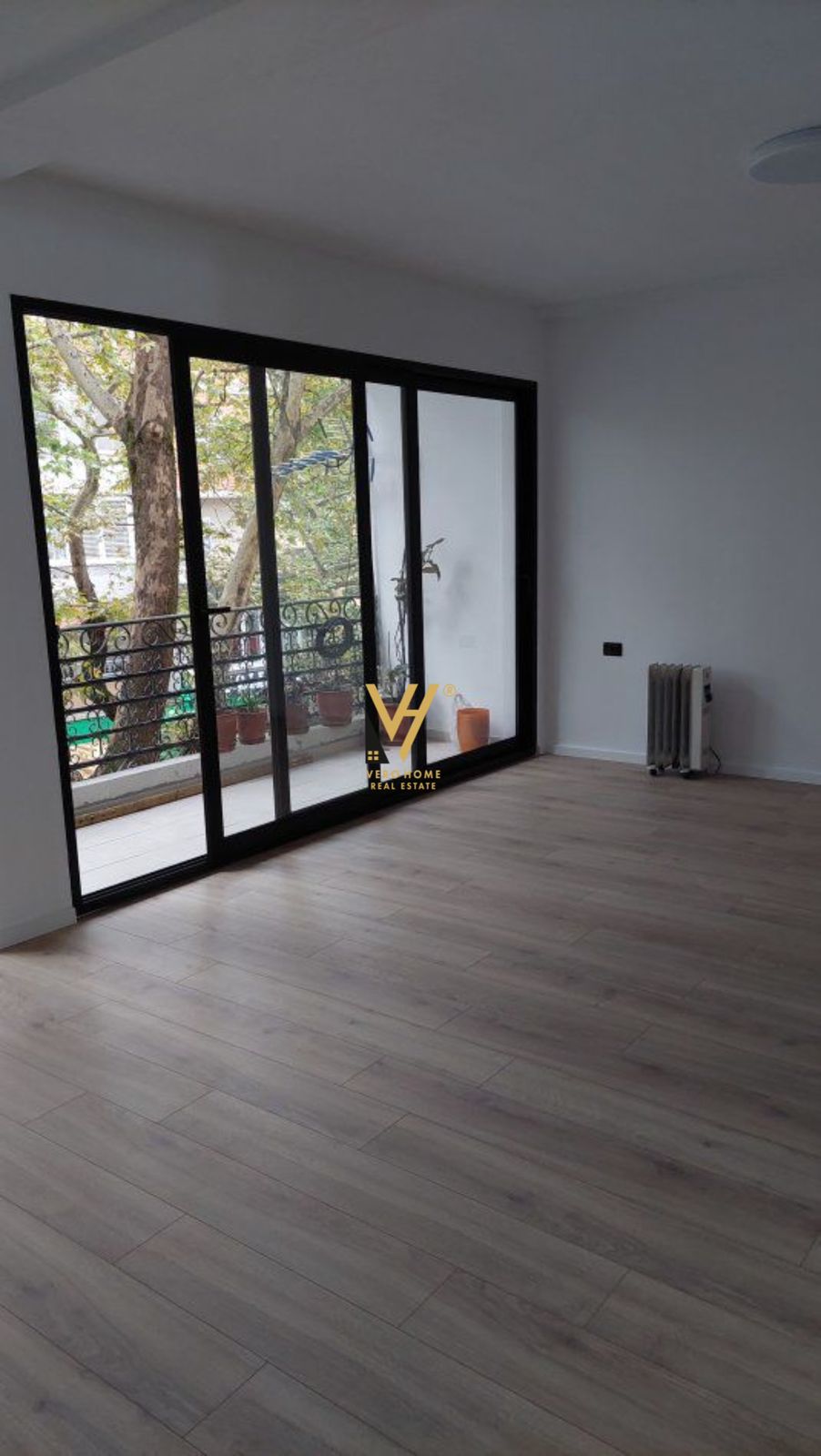 ZYRE 120 M2 ME QERA TE MYSLYM SHYRI 1.200 EURO