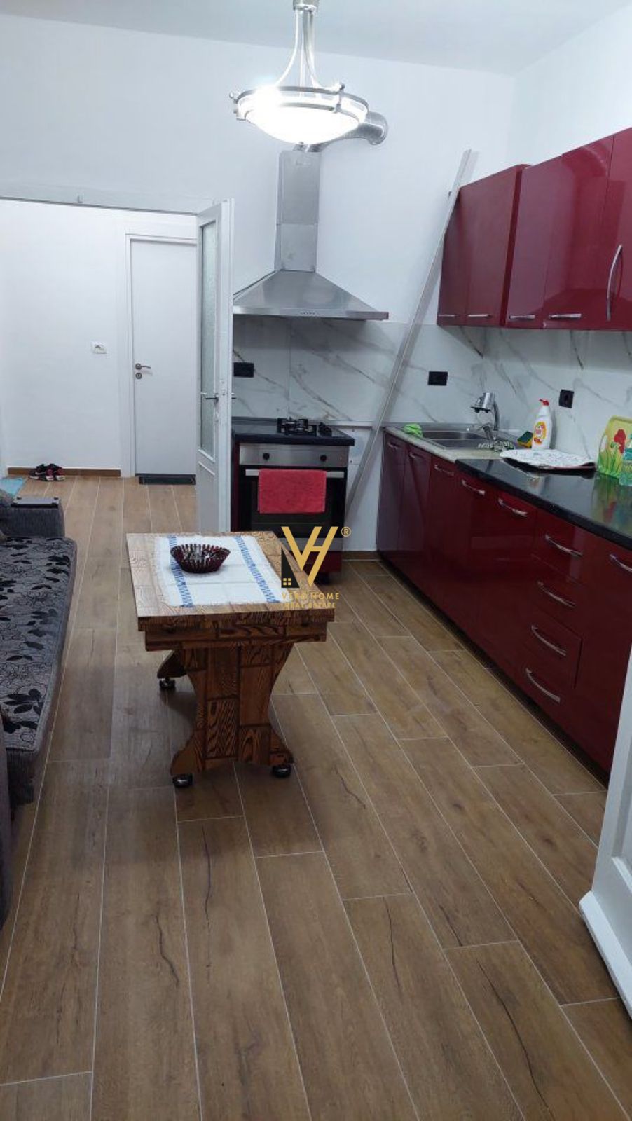 ZYRE 120 M2 ME QERA TE MYSLYM SHYRI 1.200 EURO