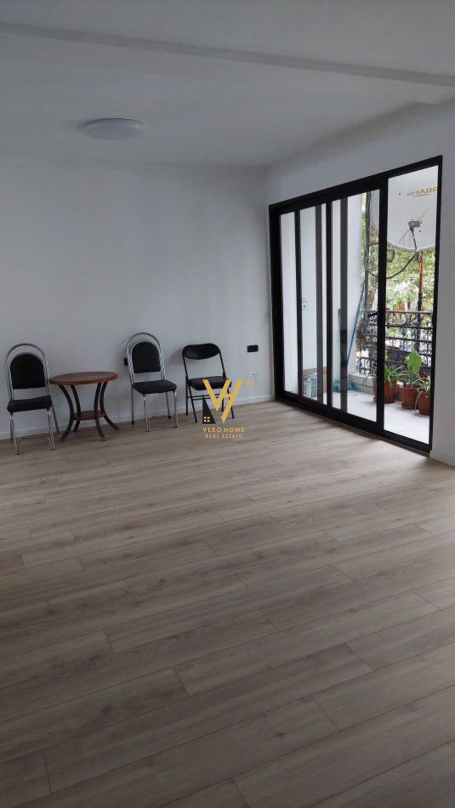 ZYRE 120 M2 ME QERA TE MYSLYM SHYRI 1.200 EURO