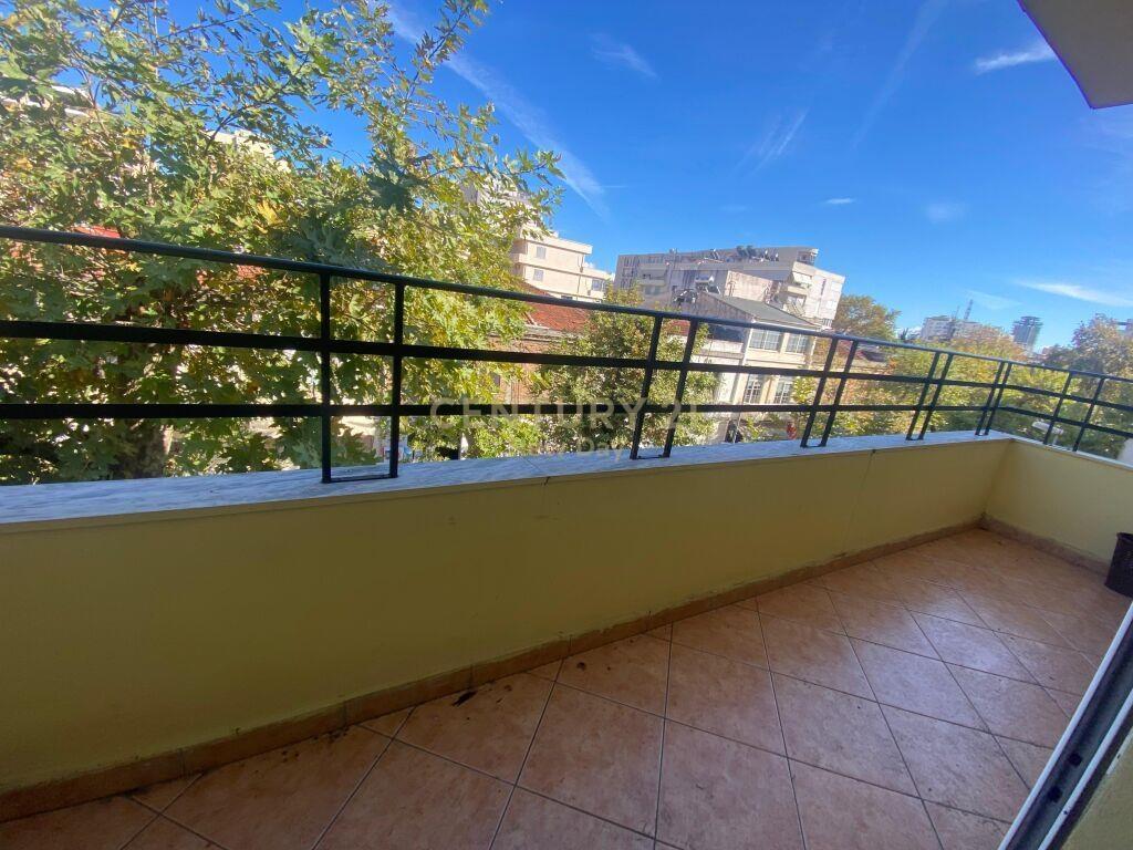 Jepet me qira apartament 1+1 prane . 300 €NEW101731