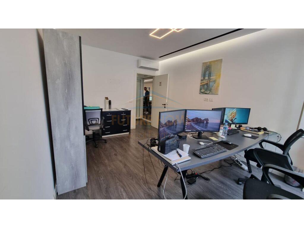 Qera , Ambjent Biznesi , Komuna e Parisit