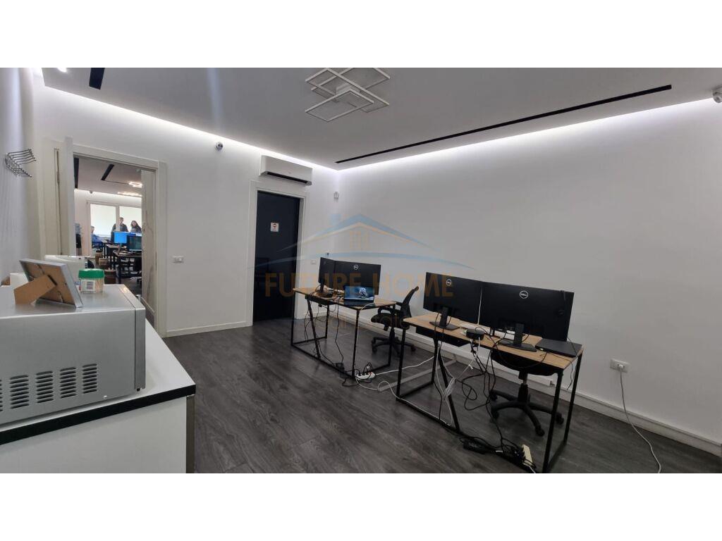 Qera , Ambjent Biznesi , Komuna e Parisit