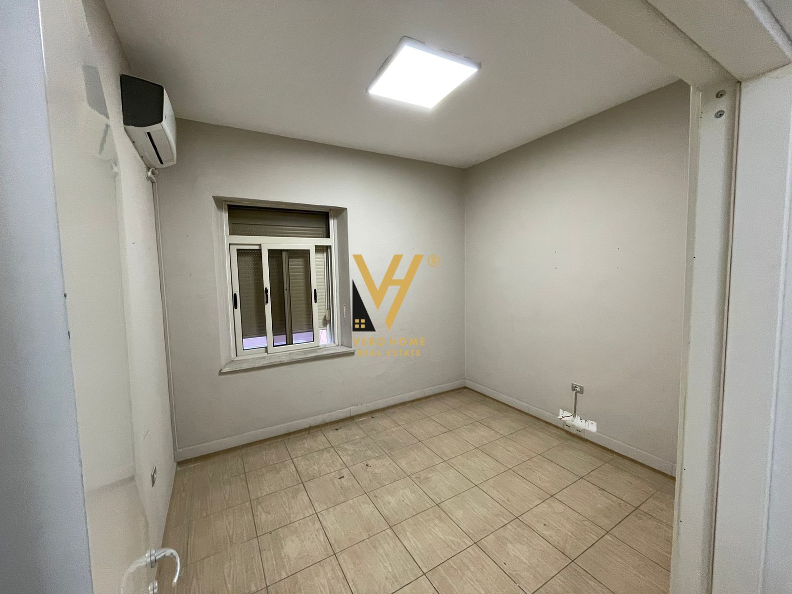 JEPET ZYRE 140 M2 ME QERA NE BLLOK 1.500 EURO