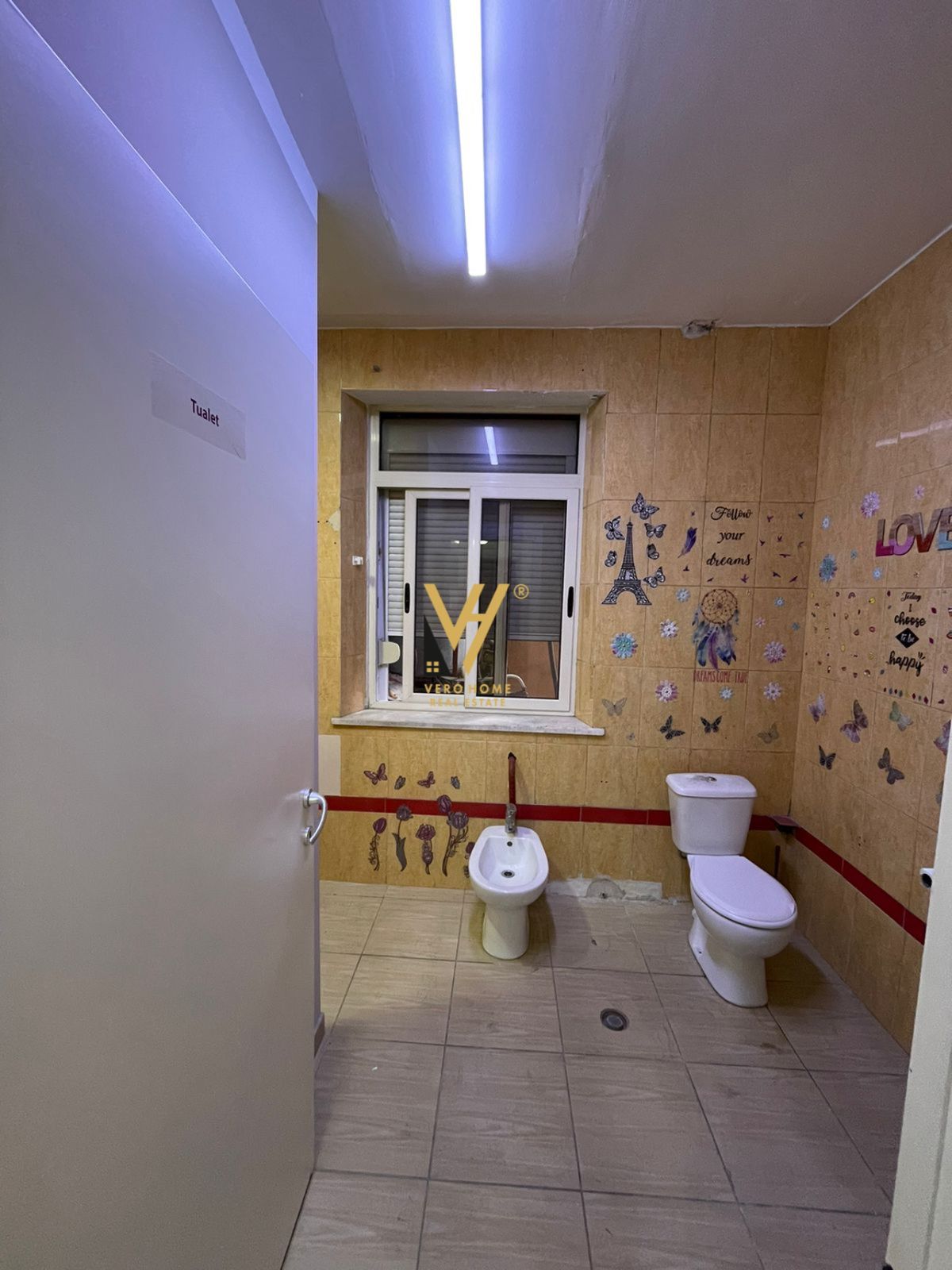 JEPET ZYRE 140 M2 ME QERA NE BLLOK 1.500 EURO