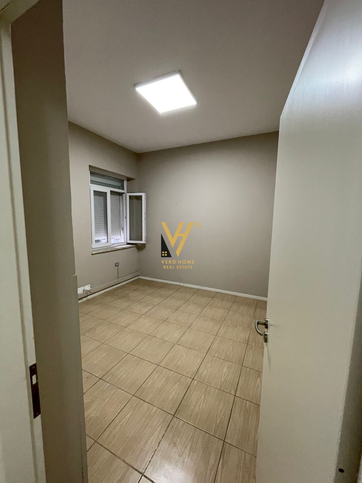 JEPET ZYRE 140 M2 ME QERA NE BLLOK 1.500 EURO