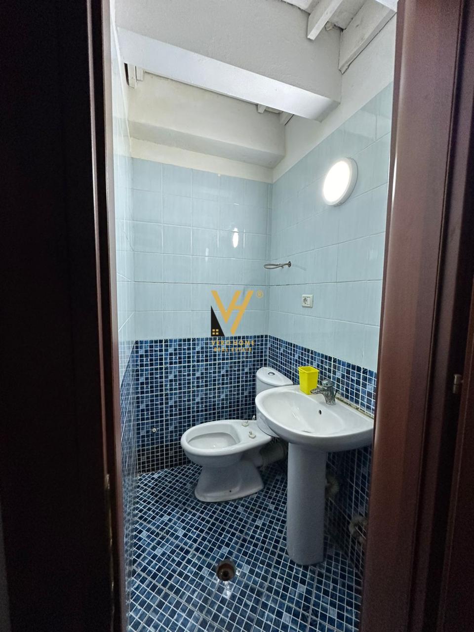 ZYRE 36 M2 ME QERA TEK JOENA TEK 21 DHJETORI 400 E