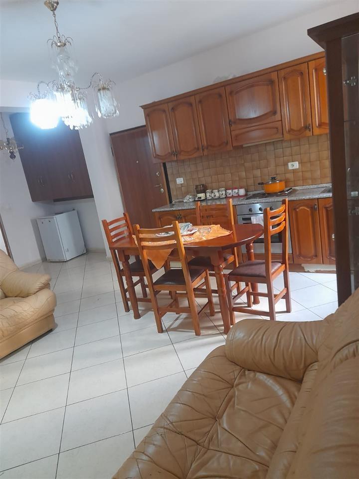 Jepet shtepi me qera ne zonen e shkembit te Kavajes !