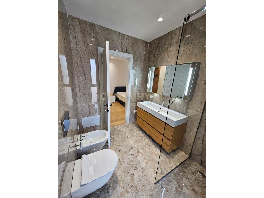 Apartament 2+1+2 me 2 Poste Parkimi per Qera te Shkolla e Ku