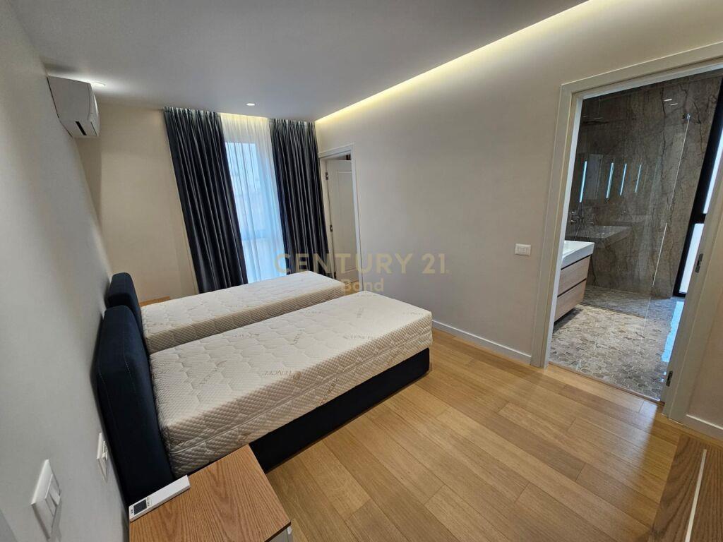 Apartament 2+1+2 me 2 Poste Parkimi per Qera te Shkolla e Ku