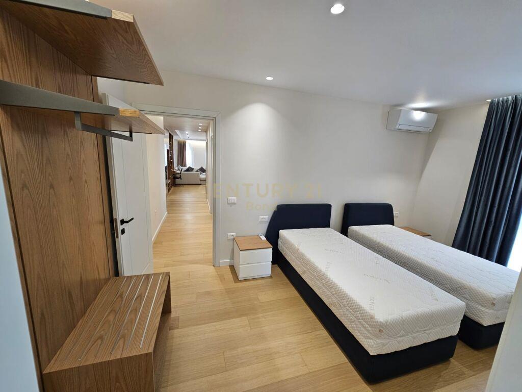 Apartament 2+1+2 me 2 Poste Parkimi per Qera te Shkolla e Ku