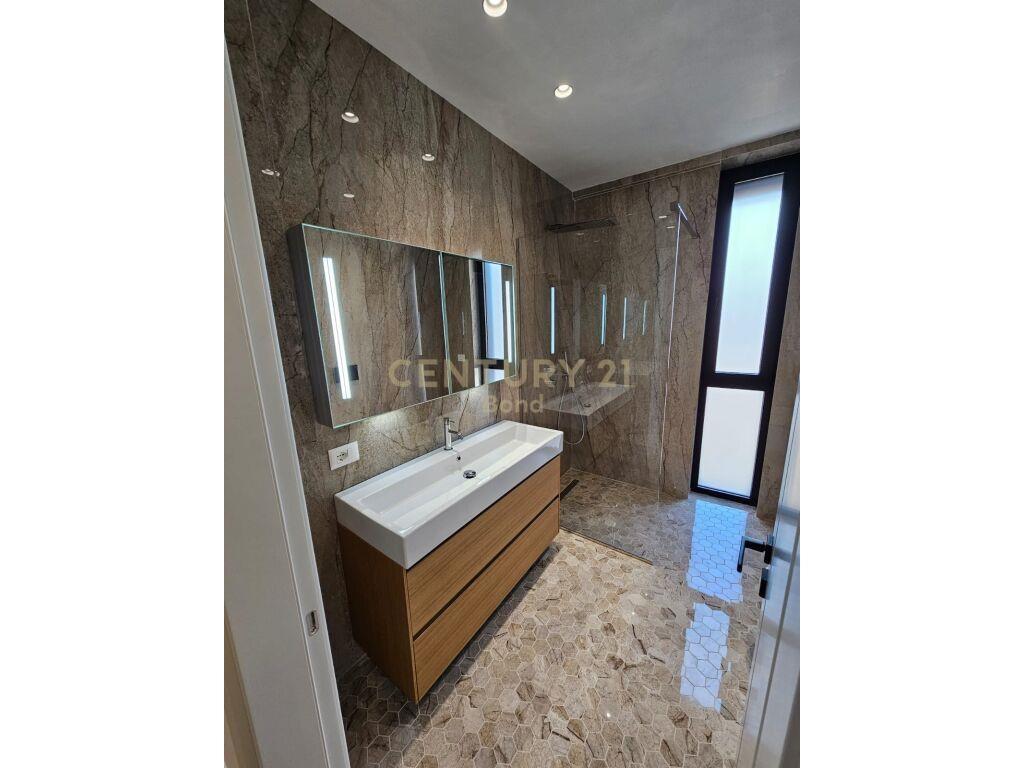 Apartament 2+1+2 me 2 Poste Parkimi per Qera te Shkolla e Ku