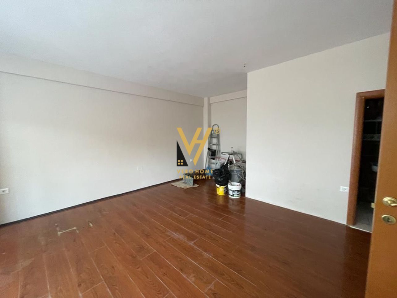 AMBJENT TE STACIONI I TRENIT 800 EURO