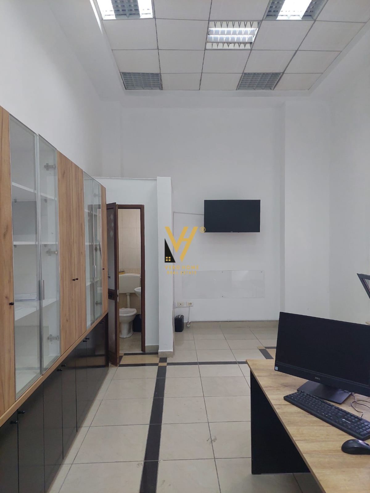 ZYRE 40 M2 ME QERA NE QENDER TE GALERIA , 450 EURO