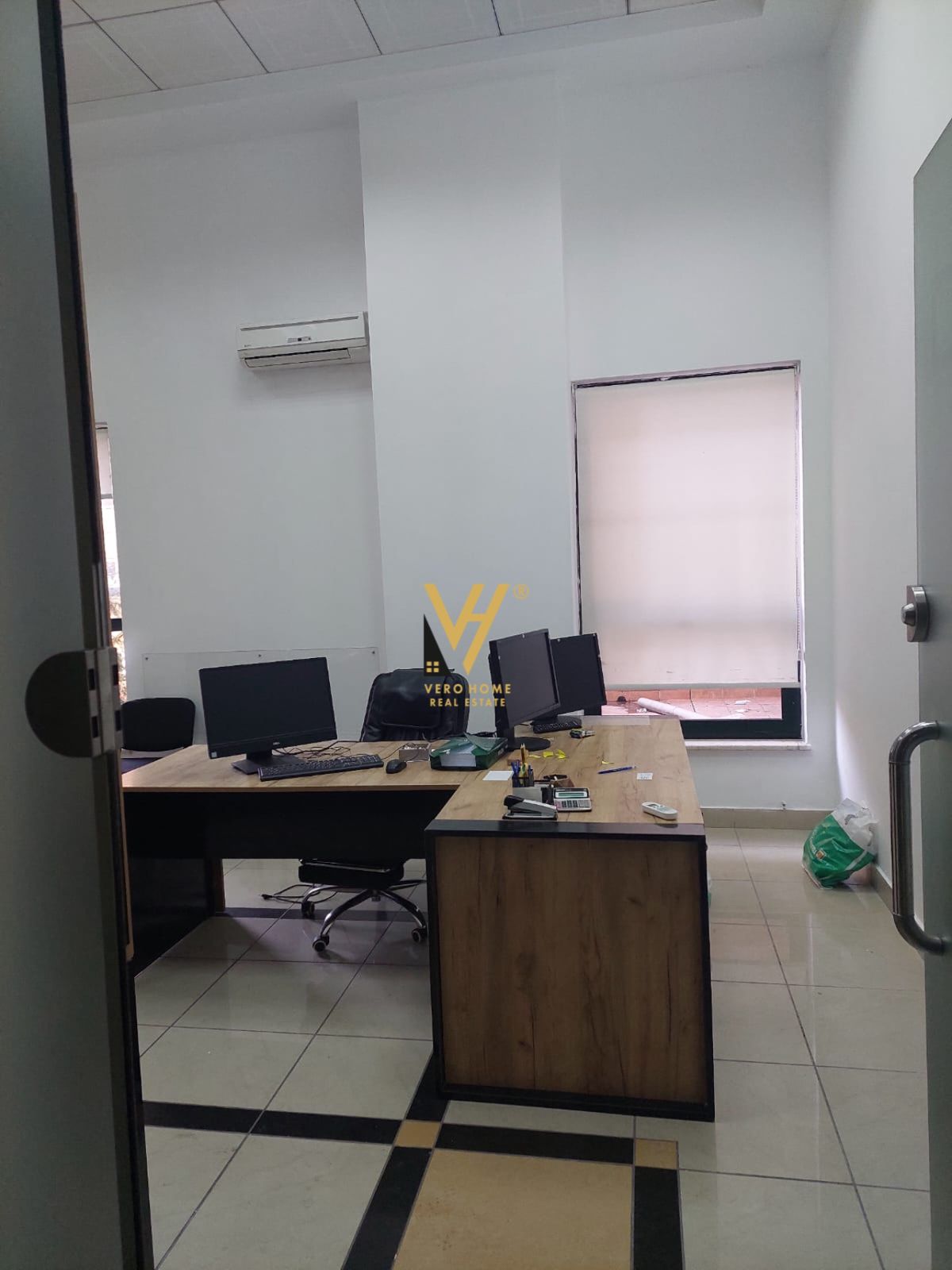 ZYRE 40 M2 ME QERA NE QENDER TE GALERIA , 450 EURO