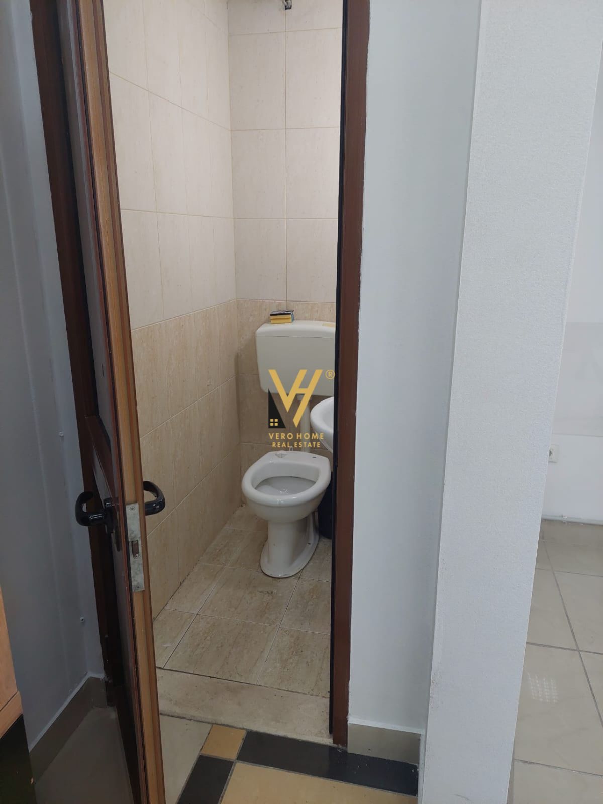 ZYRE 40 M2 ME QERA NE QENDER TE GALERIA , 450 EURO