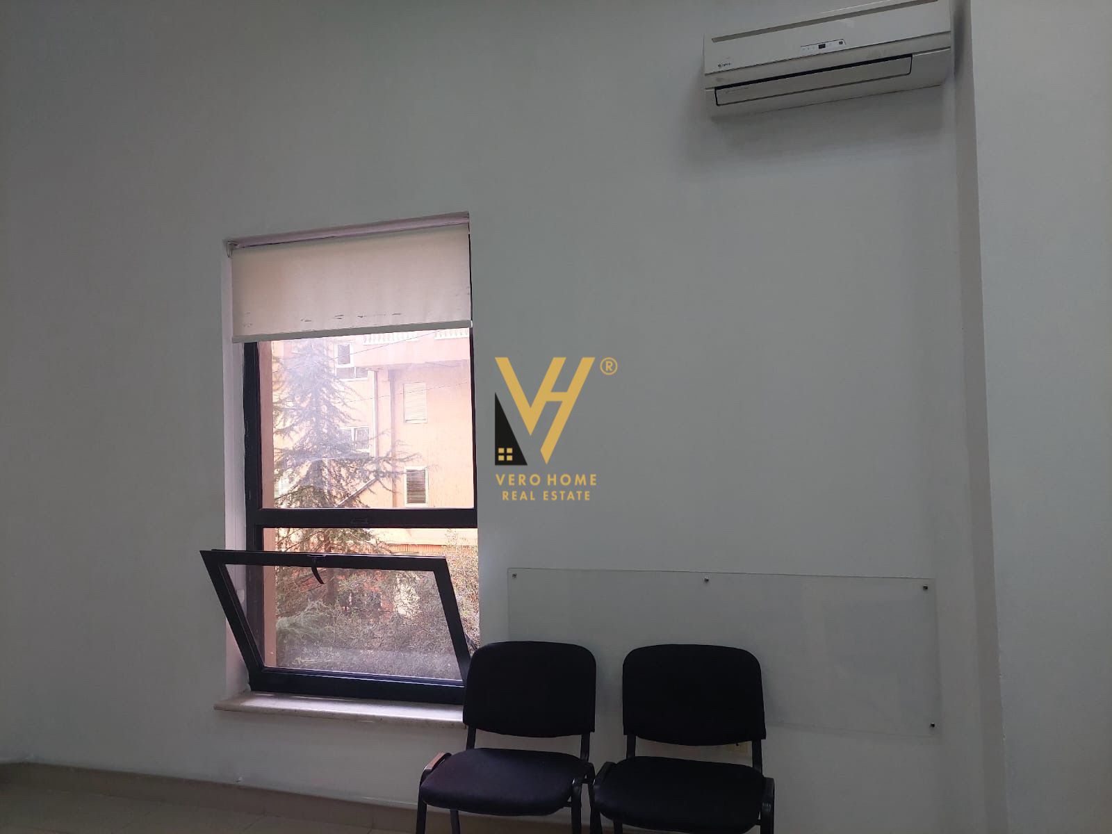 ZYRE 40 M2 ME QERA NE QENDER TE GALERIA , 450 EURO